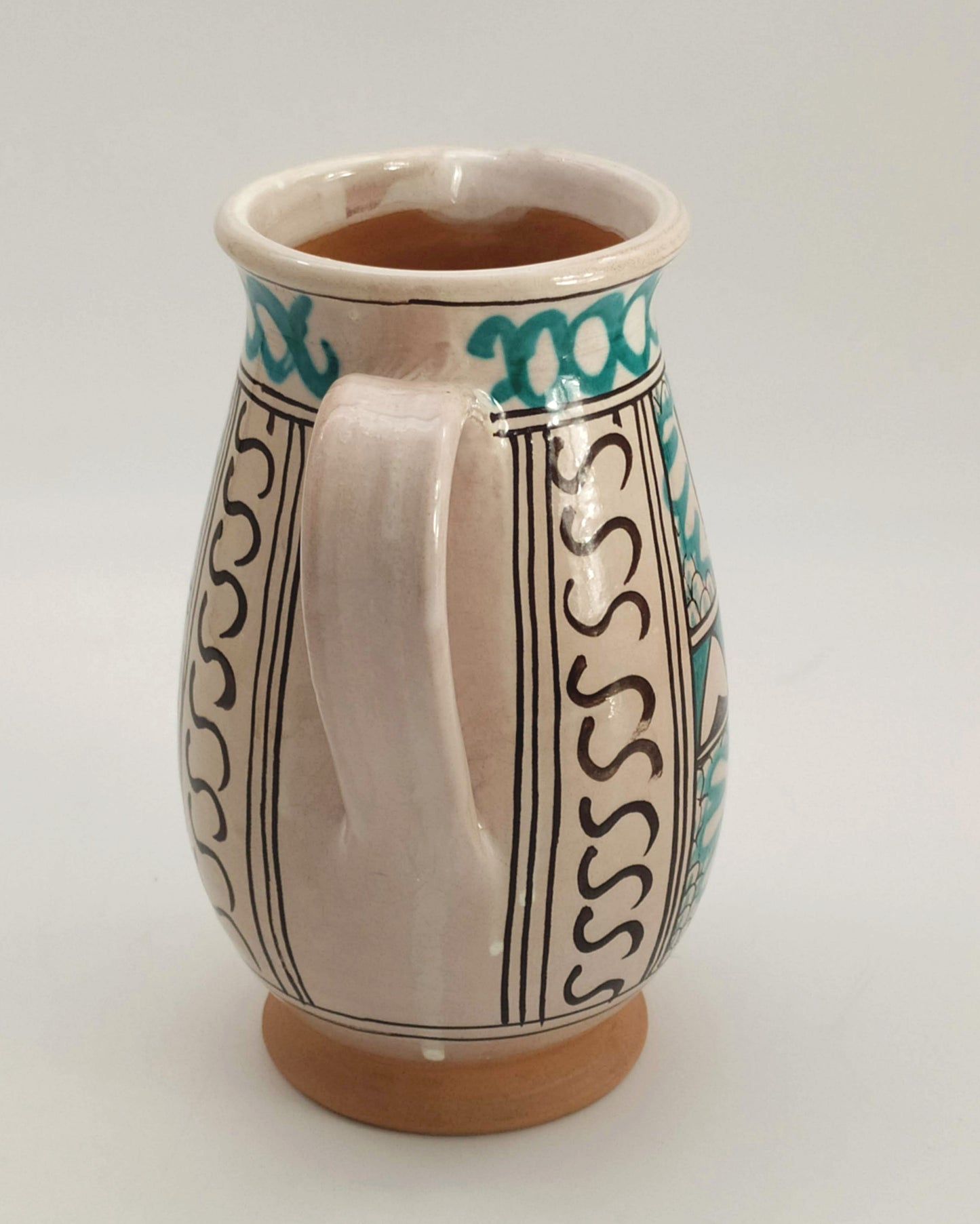Trilobed pitcher