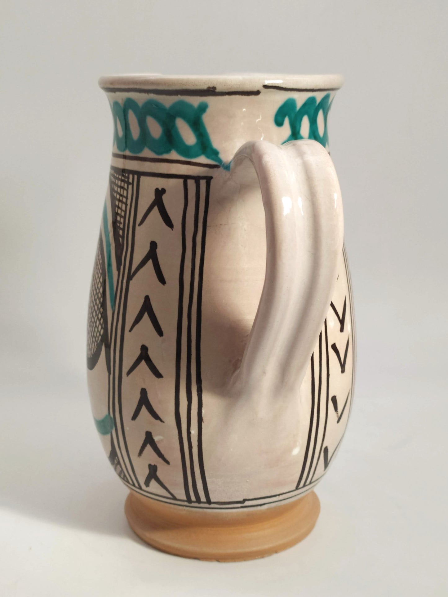 Trilobed pitcher