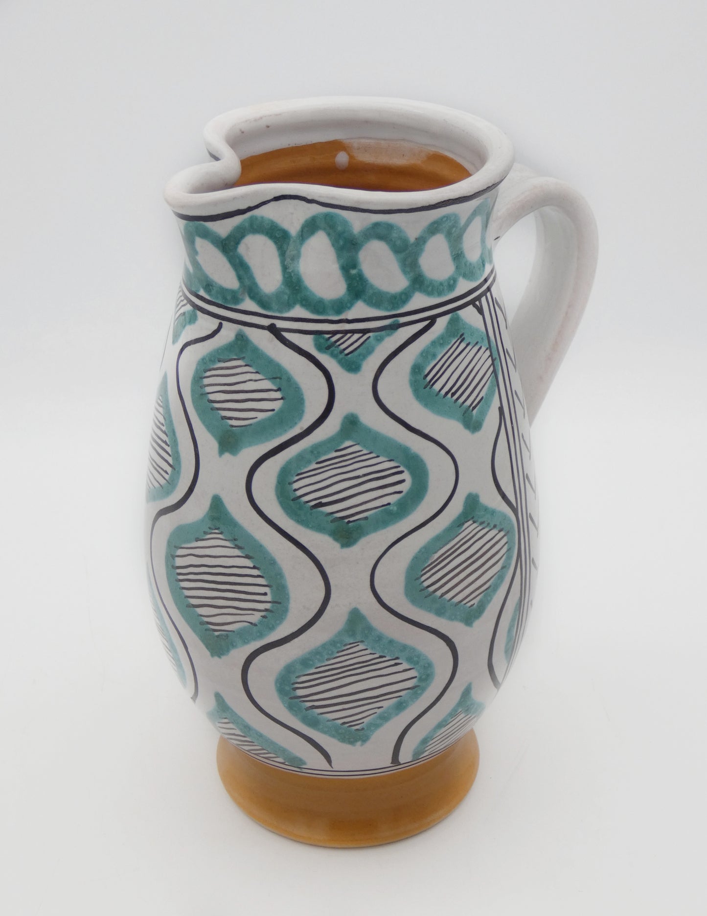 Trilobed pitcher