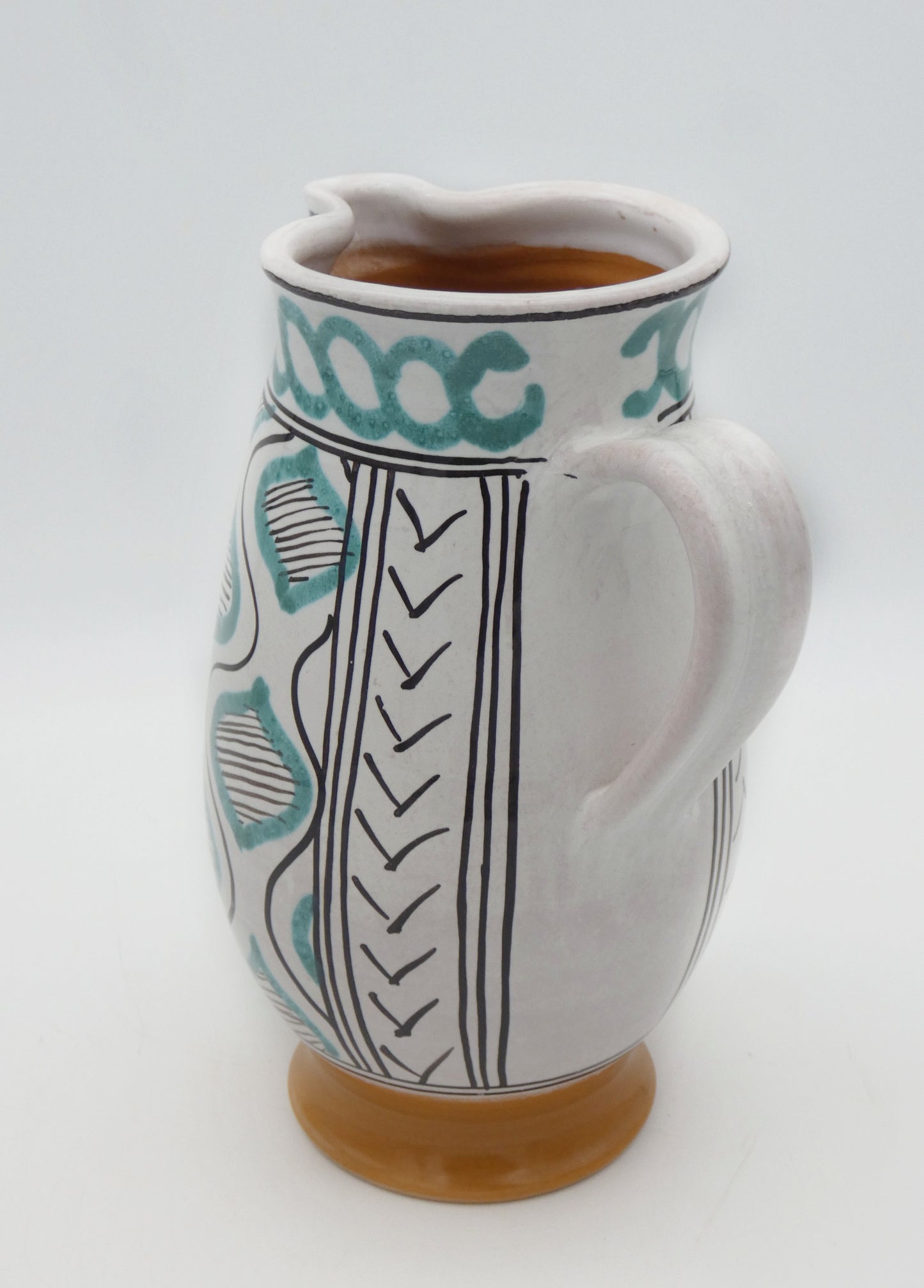 Trilobed pitcher