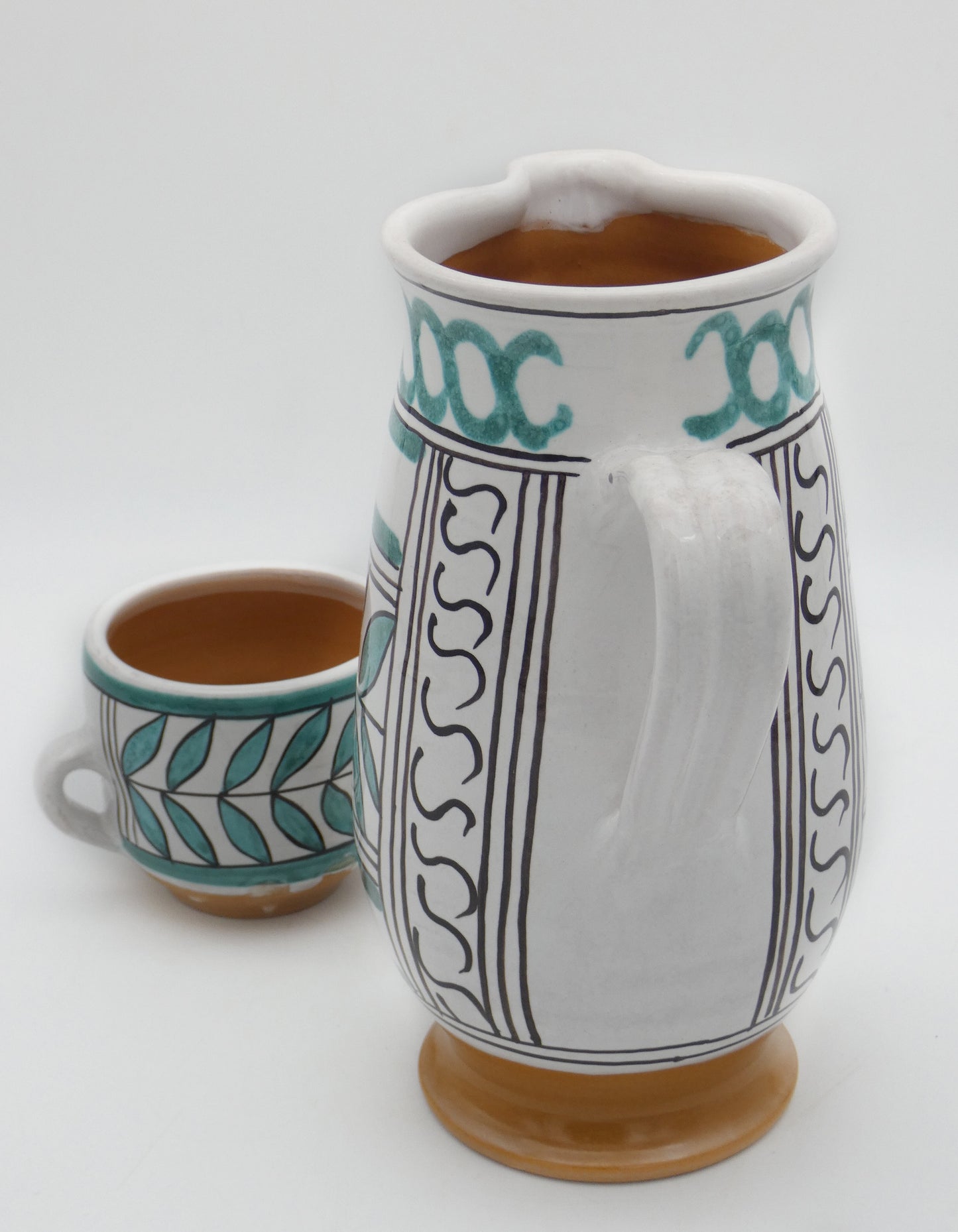 Trilobed pitcher
